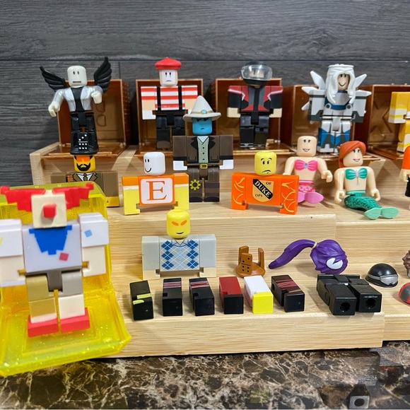 Roblox Figures + extra parts and accessories lot - Picture 10 of 10